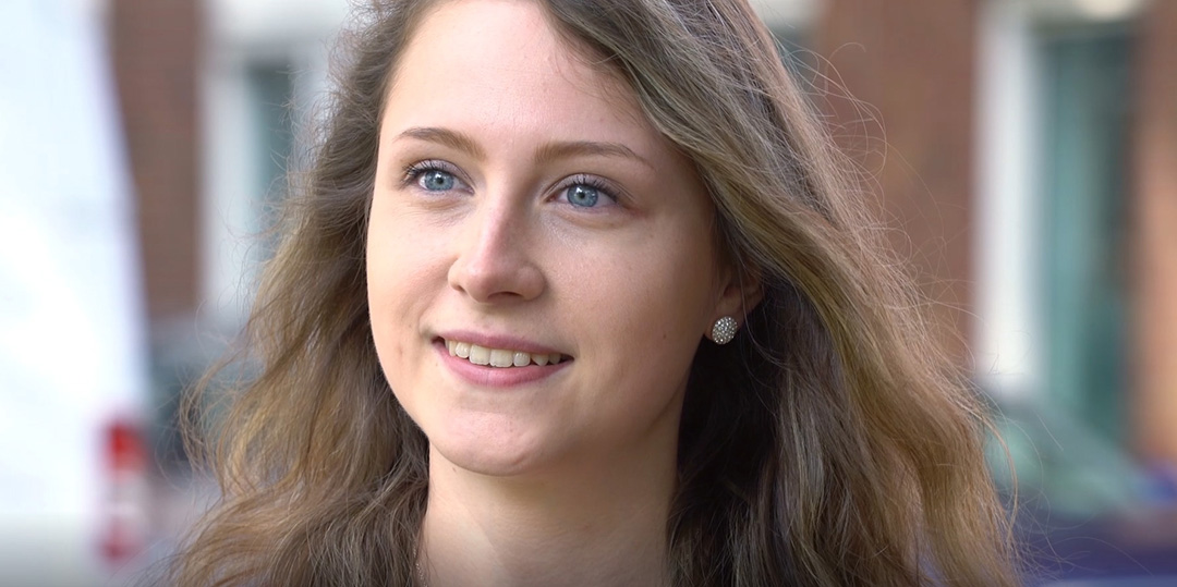 Julia, Tochter eines Feuerwehrmanns